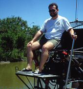 ANKLICKEN: Harry auf dem Airboat