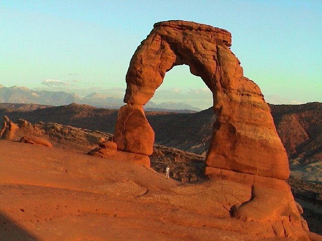 Ein "Touri" lsst erahnen, wie gigantisch der Delicate Arch ist. Copyright: Anita & Hartmuth Schtt, 2002