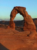 ANKLICKEN: Der Delicate Arch im Licht der untergehenden Sonne.