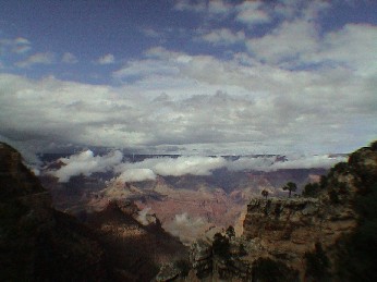 ANKLICKEN: Imposantes Bild, ber den Wolken zu stehen.