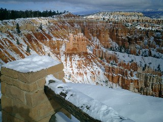 ANKLICKEN: Die "Soldaten" des Bryce Canyons unter Schnee