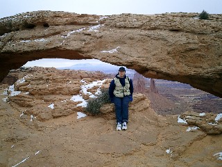 Anita unter dem Mesa-Arch vor der unendlichen Weite des Canyonlands