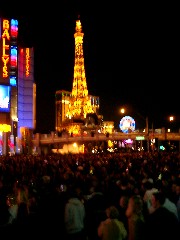 Anklicken: Das Feuerwerk 2002/2003 auf dem Strip