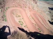 KLICK: Serpentine bergabwrts auf die untere Ebene