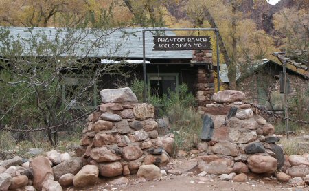 Die Phantom-Ranch heit uns willkommen