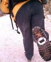 Eiskrallen unter den Hiker-Schuhen