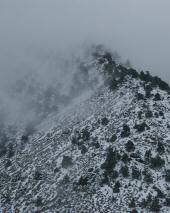 Die schneegeschwnegrten Wolken versperren den Blick auf unseren Teleskop-Peak