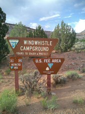 Eingangs- / Ausgangsschild "Windwistle Camgground", der, mit dem besten Wasser von Utah