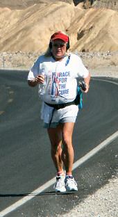 Joggerin im Death Valley bei weit ber 40 Grad