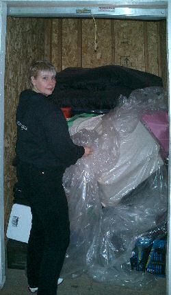 Anita vor unserem Storage