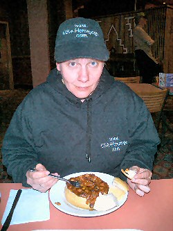 ANKLICKEN: Anita beim Dinner