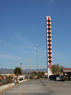 ANKLICKEN: Das grte Thermometer der Welt in Baker