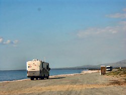 ANKLICKEN: Wohnmobil am Strand