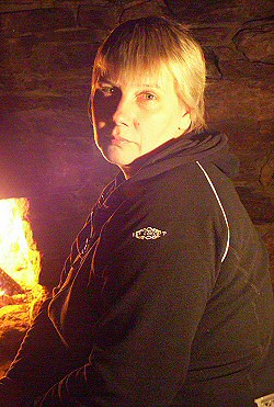 ANKLICKEN: Anita vor dem offenen Kamin