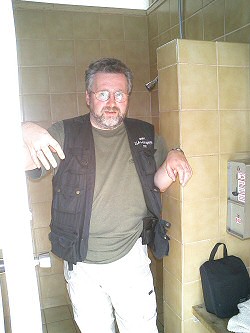 Hartmuth vor der Dusche