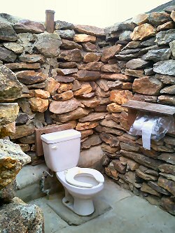 ANKLICKEN: Open-Air-Restroom