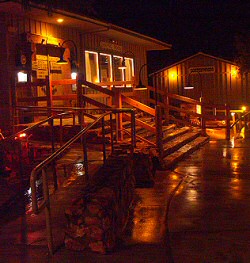 ANKLICKEN: Nchtliche STimmung am Saloon