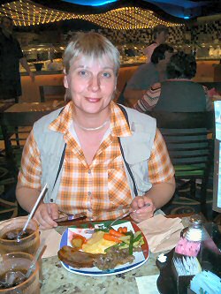 Anita geniet das Buffett vom Rio