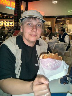 Anita mit einem Whopper