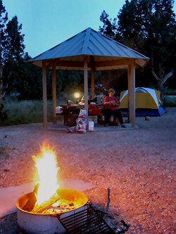 ANKLICKEN: Abendliches Lagerfeuer