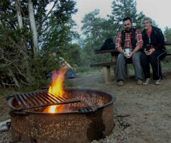 ANKLICKEN: Anita & Harry vor dem Lagerfeuer