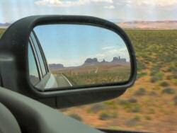 ANKLICKEN: Spiegelndes Monument Valley 