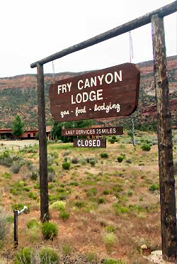ANKLICKEN: Eingang zur geschlossenen Fry Canyon Lodge