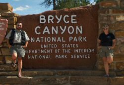 ANKLICKEN: Eingangsschild zum Bryce Canyon