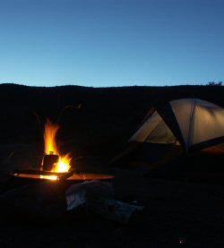 ANKLICKEN: Lagerfeuer vor dem Zelt