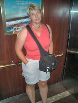 Anita im Aufzug vom New Frontiert