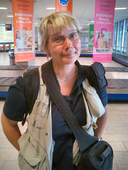 Anita bei der Ankunft am Klner Flughafen
