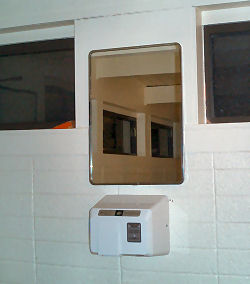 Der neue Spiegel in den Restrooms versperrt uns den Zugang zur Steckdose