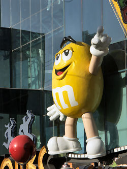 Das M&M-Mnnchen als Wahrzeichen von M&M auf dem Strip