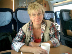 Anita bei der Rckfahrt im Zug von Frankfurt nach Kln