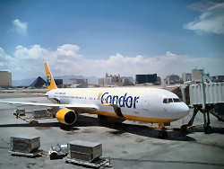 Die Condor-Maschine vor dem Terminal in Las Vegas