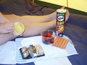 Dinner im Zelt: Sushi, mit Kse gefllt Wrstchen, Pringles und als NAchtisch Waldbeeren