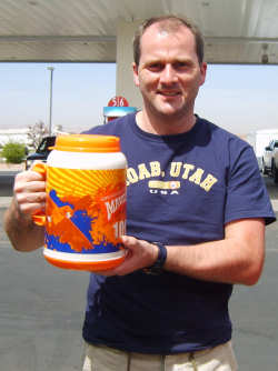 Marco und der Mug im Grenvergleich. Der Mug fasst 100Oz, das sind etwa 3 Liter !