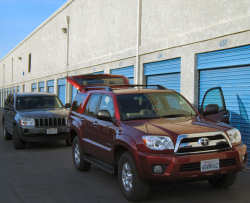 Marcos Jeep und unser 4Runner vor dem Storage