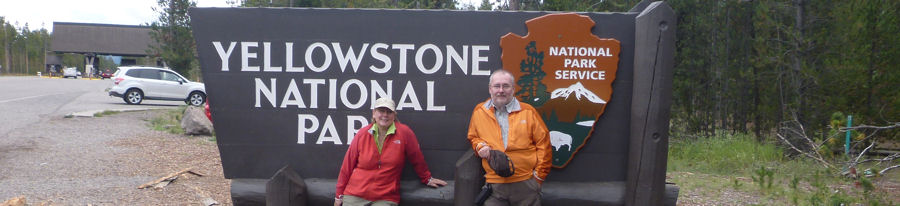 Anita und Hartmuth vor Schild Eingang Yellowstone