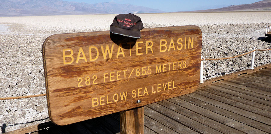 Mtze aiuf dem Schild bi Badwater