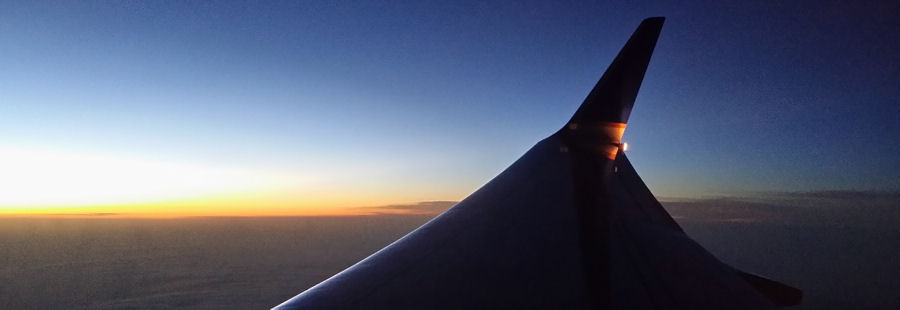 Nachtflug Blick aus dem Kabinenfenster