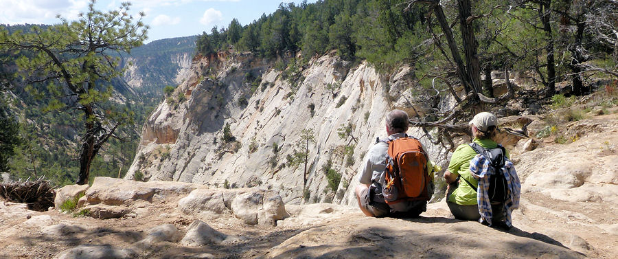 Anita und HArtmuth sitzen bei Jolley Gulch