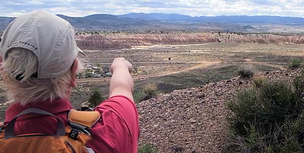 Cathedral Gorge State Park, Hawks Ridge Trail, Anita zeigt ins Tal