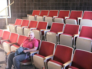 Cathedral Gorge State Park, Hawks Ridge Trail, VisitorCenter, Anita sitzt im Auditorium