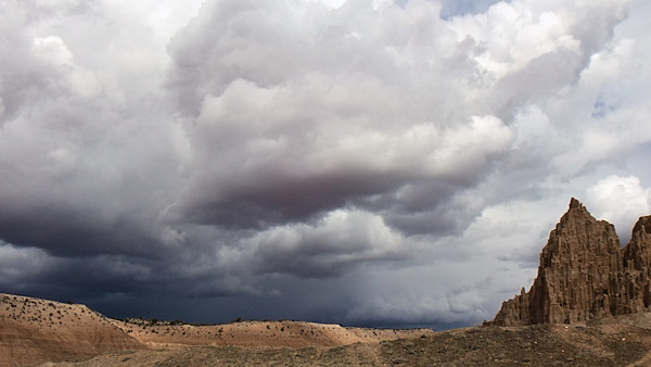 Cathedral Gorge State Park, Juniper Draw Trail, dicke Wolken.jpg