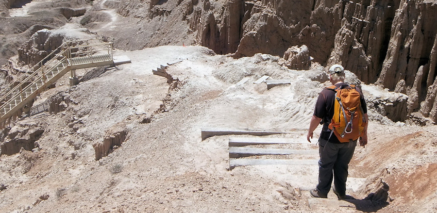 Cathedral Gorge State Park, Miller Point Trail, Anita beim Abstieg