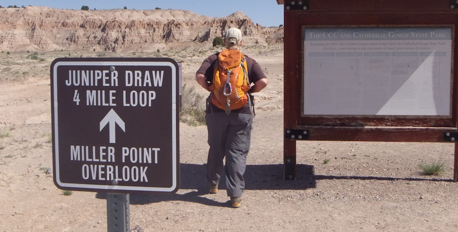 Cathedral Gorge State Park, Miller Point Trail, Anita mit Schild