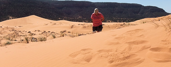 Coral Pink Sand Dunes Anita geht im Sand
