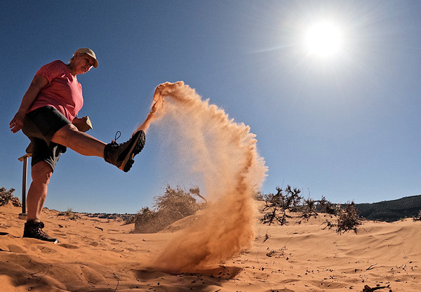 Coral Pink Sand Dunes Anita tritt mit Sand