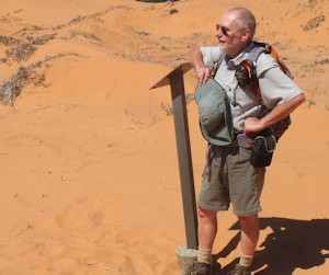 Coral Pink Sand Dunes Hartmuth lehnt sich an Schild